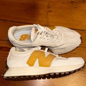 New Balance 327 in size 6